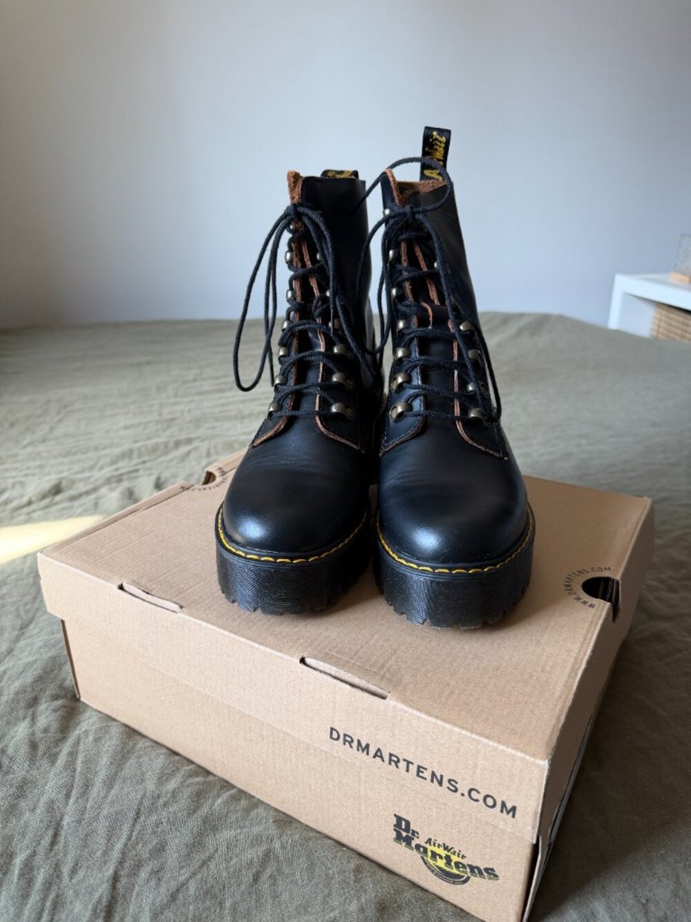 Dr. Martens Women's Leona Black Vintage Smooth Leather Heeled Boots Size 8 - Picture 2 of 6